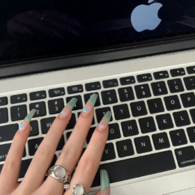 费尽心思和你聊天的样