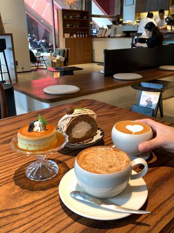 人们总是在狭小的生活