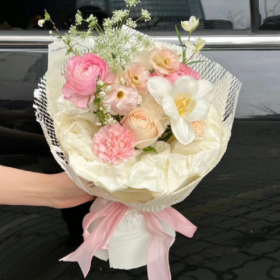 后来她突然开始打扮，