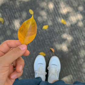 发黄的牙齿,沉重的眼