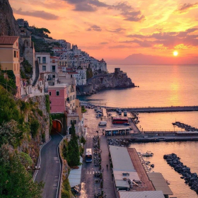 黄昏下的阿马尔菲海岸