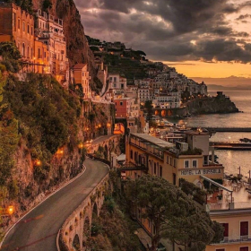 黄昏下的阿马尔菲海岸