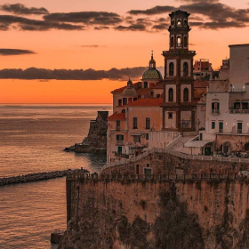 黄昏下的阿马尔菲海岸