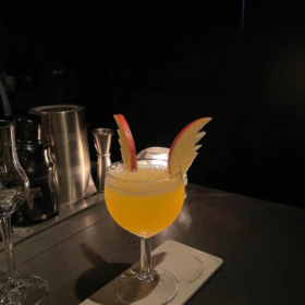 以前是快乐才喝酒，现
