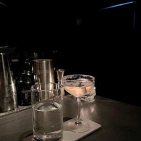 以前是快乐才喝酒，现