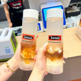 跟会拍照的姐妹出门才