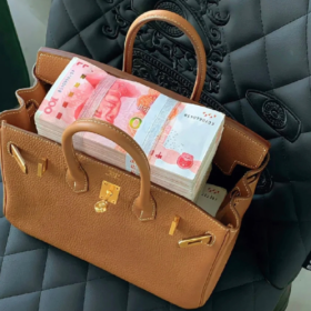 跟会拍照的姐妹出门才