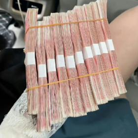 莫言：
当一个人不