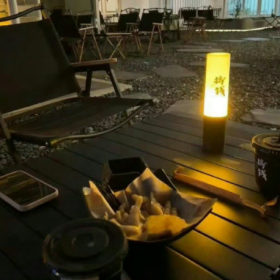 莫言：
当一个人不