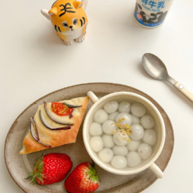 对着汤圆许个愿卡里不