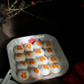 对着汤圆许个愿卡里不