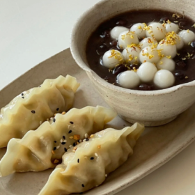 对着汤圆许个愿卡里不