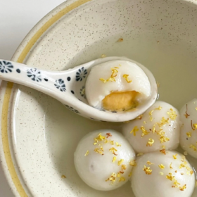 对着汤圆许个愿卡里不