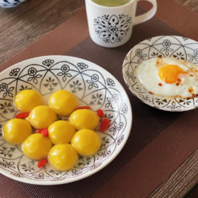 对着汤圆许个愿卡里不