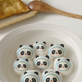 对着汤圆许个愿卡里不