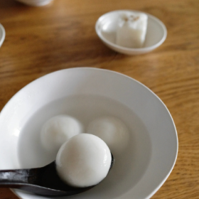 对着汤圆许个愿卡里不