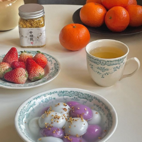 对着汤圆许个愿卡里不