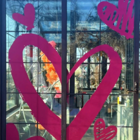 情人节快到了，明天朋