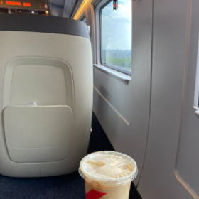 相信人 但不相信人性